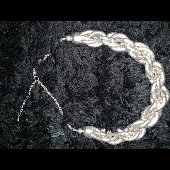 Jewelry - Very nice silver knot necklace